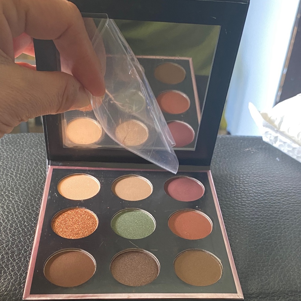 Makeup Geek Black and Gold Geometric Palette - Picture 4 of 6